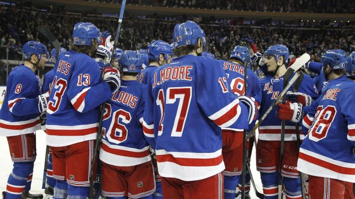 rangers team huddle 2-22