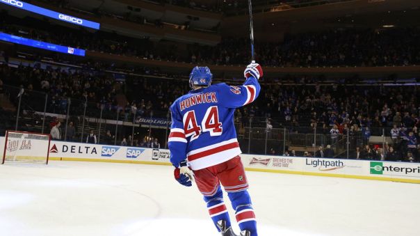 matt hunwick salutes the crowd 3-15