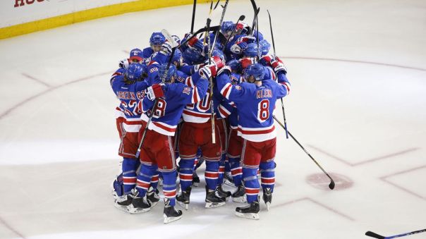 Rangers team huddle 5-8