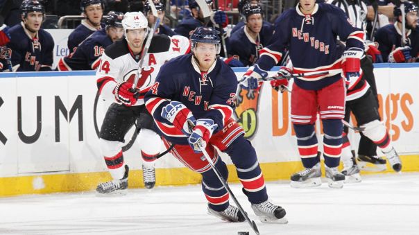 oscar lindberg skating with puck 10-18